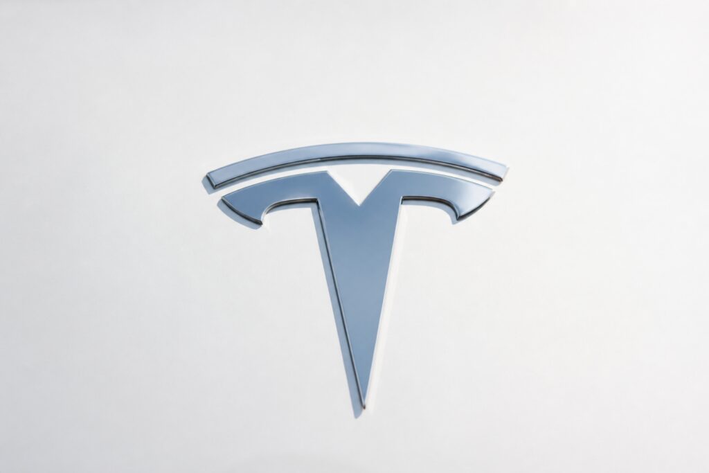 Tesla Cybercab debutta ad Austin e la NHTSA apre un’indagine il giorno stesso