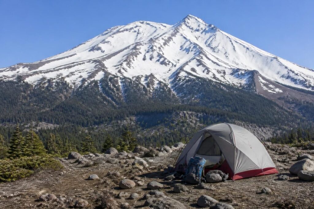 Tre escursionisti salvati sul Monte Shasta dopo aver pianificato la scalata con Google Gemini