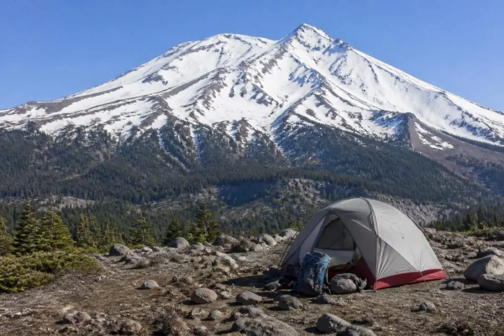 Tre escursionisti salvati sul Monte Shasta dopo aver pianificato la scalata con Google Gemini