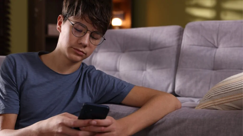 ChatGPT for Teens sotto accusa: “Rischio inaccettabile”, l’allarme degli esperti sui minori