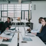 La nuova scure dell’automazione: FICO e HSBC riducono i quadri per far spazio all’AI