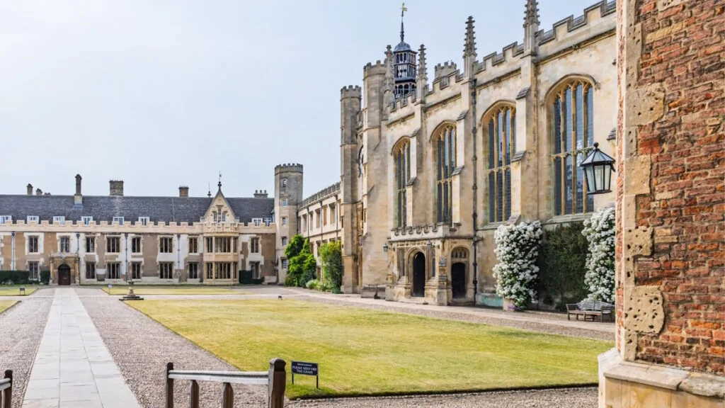 Secondo i servizi segreti britannici la Cina spia la ricerca AI attraverso gruppi di accademici