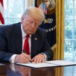 Trump firma l’ordine esecutivo che rinomina l’AI in “Super Intelligence”